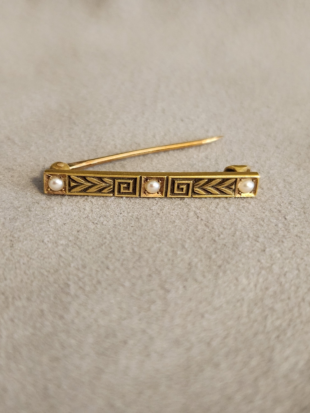 Krementz & Co. 14k Art Deco Antique Bar Brooch Set With Seed Pearls - Picture 3 of 16